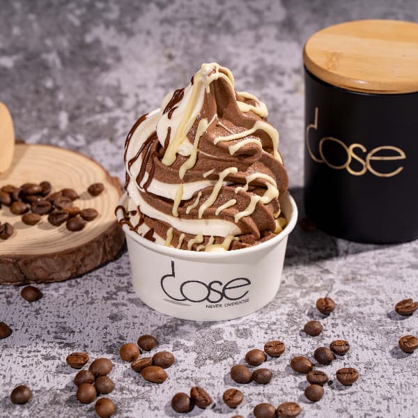 آيس كريم الشوكولاتة والفانيلا